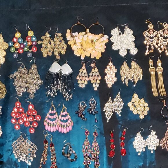Source Unknown Jewelry - 60 Pair of Earrings!